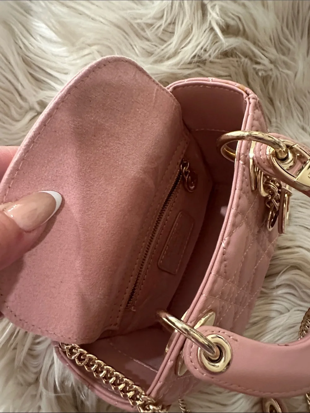 Elegant Quilted Pink Shoulder Bag with Gold Chain - Picture 2 of 7